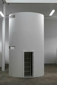 Da esquerda para a direita: Cell 2 (Zurique), Cell 5 (Frankfurt) e Cell 4 (Tel Aviv). KW Berlin. Foto Dieter Losken