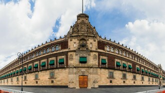 En el plano internacional, su gobierno impulsa una diplomacia activa que equilibra la relación con Estados Unidos, fortalece los lazos con Latinoamérica y promueve reformas globales. Palacio Nacional, Ciudad de México, México
