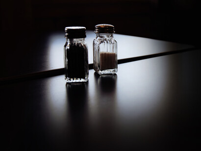 La mayoría de las personas tienen la costumbre de apoyar la sal en la mesa para pasarlo a otra persona en lugar de dárselo directamente con la mano