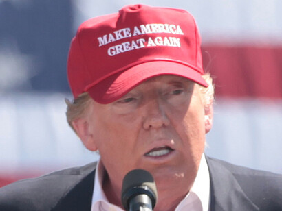 Donald Trump discursa em comício no Arizona, Estados Unidos (2016), usando boné com o slogan "Make America Great Again". O slogan é resposta inequívoca a Martin Luther King, que colocou a questão sobre “se a América está destinada a ser uma grande nação” no seu célebre discurso de 28 de agosto de 1963, no Lincoln Memorial em Washington, D.C.