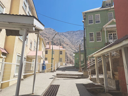 Uno de los bellos pasajes de Sewell y sus construcciones todas en madera