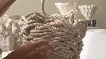 Lea Kaplan, 2025. Su obra no solo reside en la belleza de la forma, sino en la exploración de la luz, la sombra, la ondulación y la textura —temas que resuenan en el arte desde tiempos inmemoriales