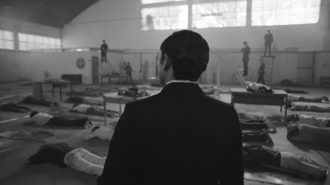 Una scena dal trailer del film "Hangar rojo" tratto dal libro "Disparen a la bandada. Crónica secreta de los crímenes en la FACH 'Contra Bachelet y otros'" di Fernando Villagrán; diretto da Juan Pablo Sallato