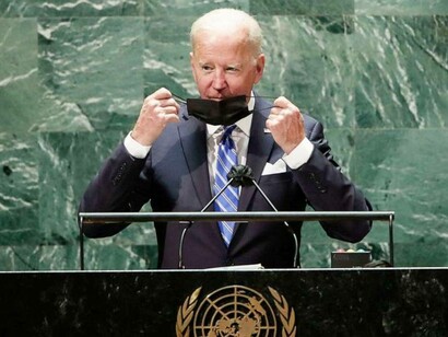 American President Joe Biden removing his mask ahead of his speech to the UN General Assembly in 2021