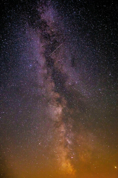 La vie est un voyage complexe, où les rencontres et les pertes façonnent notre existence. Les liens se tissent et se défont, révélant la douleur et la beauté de l'expérience humaine