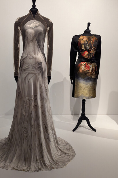 La industria de la moda quedó en shock luego de que, en febrero de 2010, Alexander McQueen se quitara la vida. El final aborda esta parte con mucho respeto y cuidado hacia su memoria. Lee Alexander McQueen creaciones