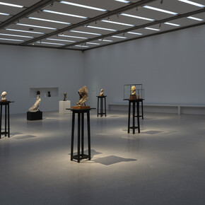 Various artists, Inventing modern sculpture, exhibition view. Courtesy of MUMOK