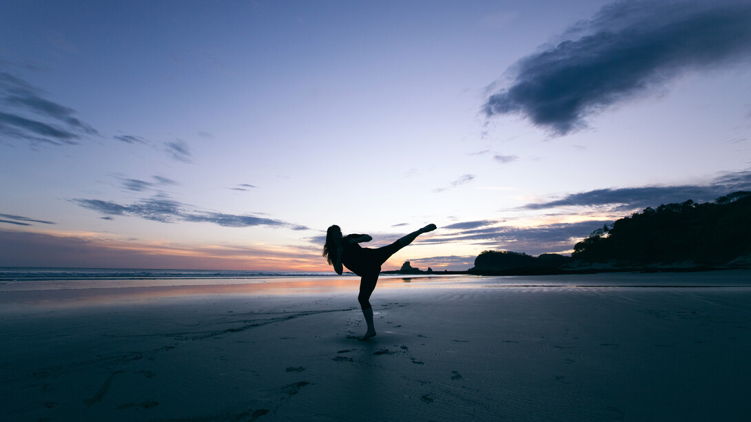Mujer practicando artes marciales en Playa Maderas, Nicaragua
