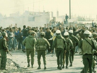 Intifada na Faixa de Gaza em 1987. As eleições parlamentares da Palestina de 2006 foram ganhas pelo Hamas (74 dos 132 deputados do Conselho Legislativo da Palestina). Todo o mundo atento à causa palestiniana sabia da corrupção da Autoridade Palestiniana controlada pela Fatah