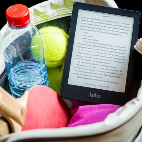 Água, raquetes de ping-pong e um e-reader compõem a bolsa para uma tarde de autocuidado