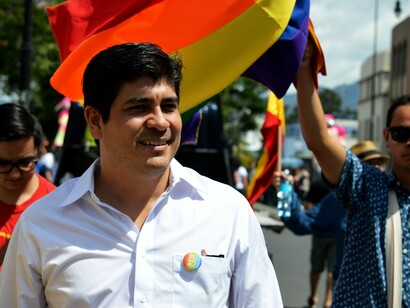 Carlos Alvarado en un Desfile del Orgullo Gay