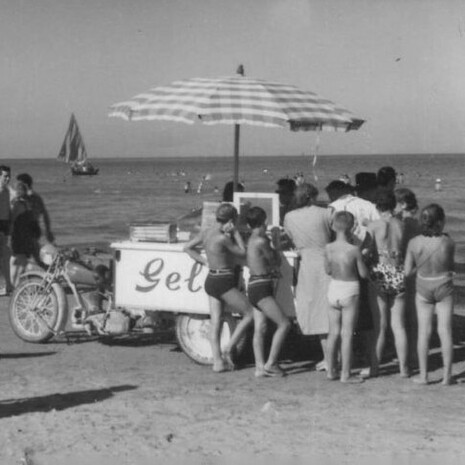 Vacanze estive degli anni '60, con il carretto dei gelati in spiaggia