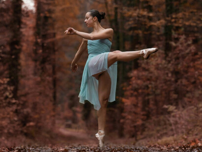 Un mouvement suspendu dans le temps, où la danseuse devient l'extension du vent et de l'espace qui l'entoure