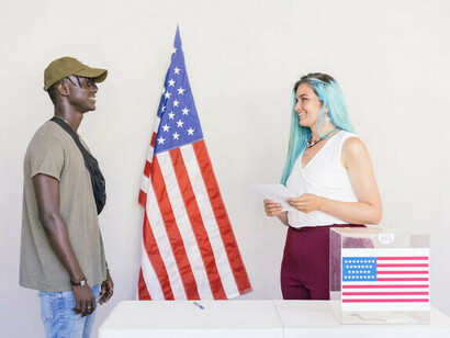 Zwei Wähler diskutieren über die bevorstehenden Wahlen in den Vereinigten Staaten