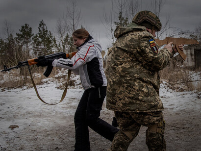 Soldados ucranianos entrenan ante la posible invasión por parte de Rusia