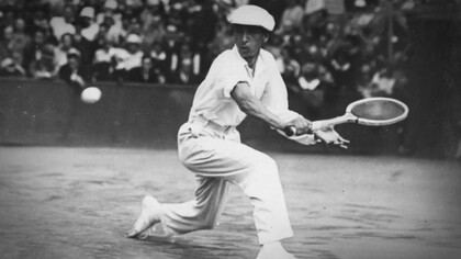 René Lacoste, fundador de la marca Lacoste, jugando al tenis