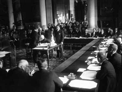 Venizelos signing the Treaty of Sèvres