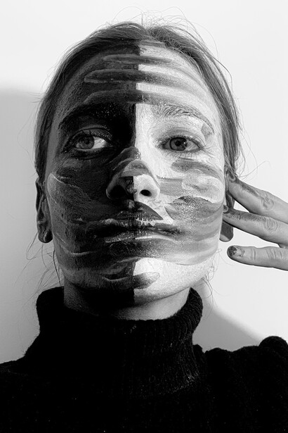 Dissonance cognitive. Les attitudes dissonantes sont les masques utilisés comme pont de liaison entre la fragmentation des objectifs et des croyances
