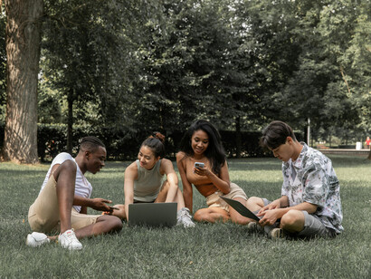 Geração millenials. Fomos a primeira geração a nos envolver com a tecnologia, o nosso desenvolvimento aconteceu junto com o desenvolvimento da tecnologia, acompanhamos toda a mudança da web 1.0 para 2.0, agora 3.0 e assim em diante