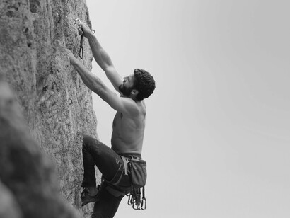 A man conquering a difficult ascent serves as a visual metaphor for Roberto Espeche's own triumph over adversity,