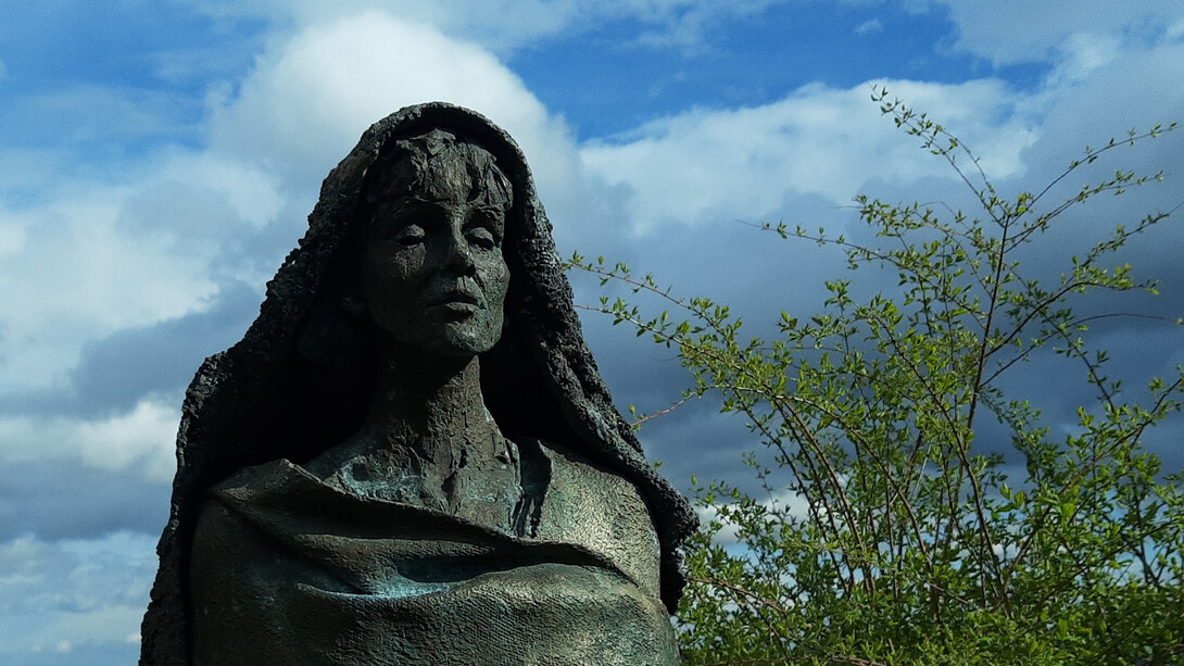 Sculture de Hildegard von Bingen réalisée par le sculpteur Karlheinz Oswald, Eibingen, Allemagne, 24 mars 2024. Photo par Gerda Arendt