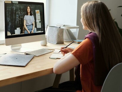 Joven estudiante en un curso a distancia. La docencia virtual exige que los docentes adapten probadas metodologías pedagógicas al contexto del aula virtual y forjen una colección valiosa de herramientas tecnológicas