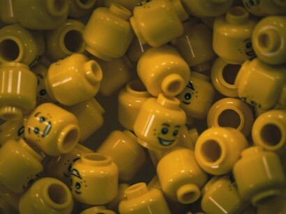 No Brasil, a Semana de Arte Moderna de 1922 foi um marco na desconstrução da linguagem excessivamente formal. O movimento modernista celebrou a queda do rebuscamento elitista que afastava o povo da arte e da literatura