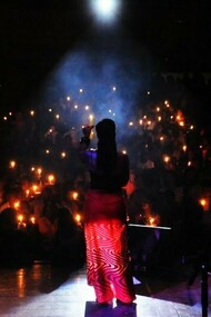 Mingas, autora de “Nzumba”, “A lirandzu”, “Elisa Gomara Saia”, “Mamana” (música em pauta neste ensaio), entre outras faixas musicais é considerada a Diva da Marrabenta, não só pela angelical voz com que poetisa o modus vivendi de Moçambique, mas, também, pela qualidade da sua caneta, de tal forma que quem a escuta se vê como que diante de um espelho. Assim, no presente ensaio, dedicar-nos-emos, após um ping-pong tremendo para a escolha da faixa musical, à análise de “Mamana”, um título que, essencialmente, representa uma jovem mulher que se dirige à mãe, reivindicando a hipoteca do seu amor (ou relacionamento?) e se vê impedida de seguir os caminhos do seu coração