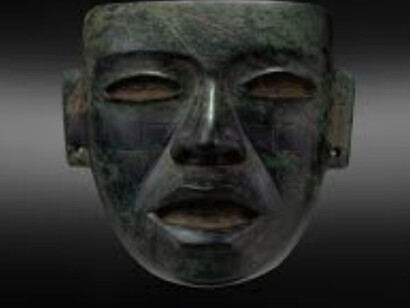 Esta máscara no representa a ninguna deidad conocida del panteón teotihuacano. En cambio, representa un tipo genérico, un hombre teotihuacano ideal de la élite. Las sociedades más jerárquicas, mayas, aztecas o  teotihuacanos, añadieron deidades asociadas con la clase dominante, los jefes y reyes. Máscara facial, Teotihuacán, México 