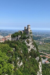 San Marino è la repubblica più antica del mondo ancora esistente, fondata nel 301 d.C. Veduta del castello e della Rocca Guaita, Città di San Marino, Repubblica di San Marino