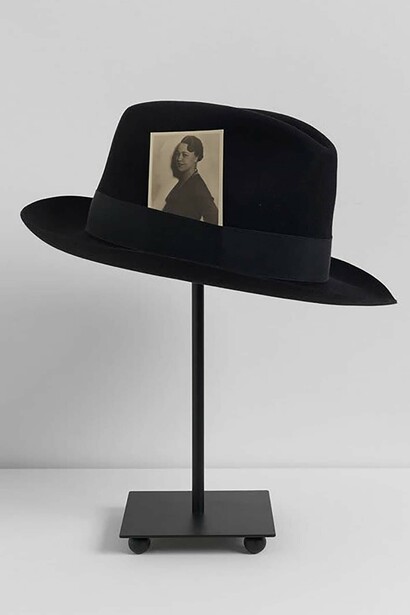 Hans-Peter Feldmann, Untitled, Hat with black and white photograph, 33 x 26 x 19.5 cm © Courtesy of the artist and Simon Lee Gallery