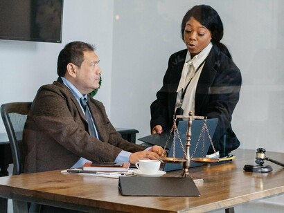 Chefe ouve sua funcionária atentamente. Lideranças que praticam a empatia escutam ativamente as preocupações das pessoas colaboradoras, tentando entender suas necessidades e buscar soluções que levem em conta o bem-estar da equipe