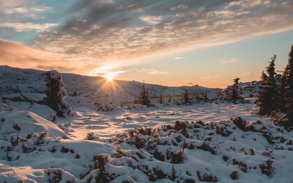 Parque Natural da Serra da Estrela. O que torna esta terra tão especial não é apenas a sua geografia, mas sim o facto de as suas paisagens serem verdadeiras histórias, a alma do país. Quando falamos em paisagem, não estamos a falar só do que a vista alcança, embora o dicionário a defina como uma "extensão de território que se abrange com um lance de vista". A paisagem, aqui, é a manifestação visível do espaço geográfico, um conceito que transcende a mera observação. É o que sentimos através de todos os nossos sentidos – visão, audição, olfato, tato e até paladar