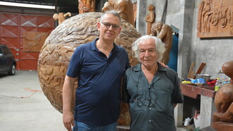 Juan Carlos Flores con Zeledón Guzmán en el taller del escultor
