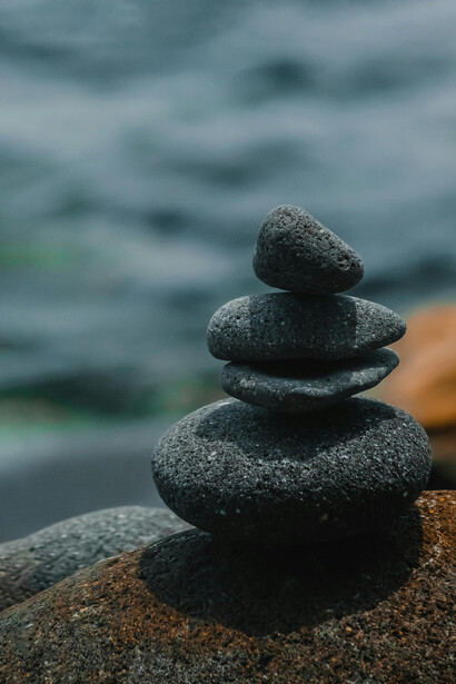 Rocas apiladas frente al mar