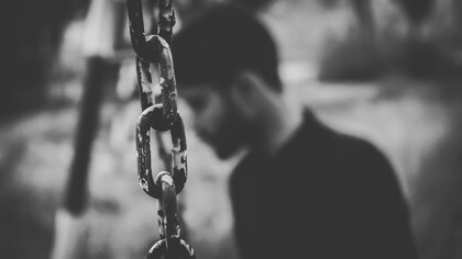 Apoyaba la cabeza sobre el mármol tibio y jalaba de los tobillos las cadenas que venía desde hacía unos kilómetros arrastrando