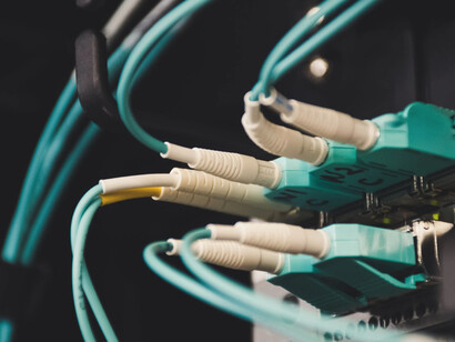 Sistema di collegamento in rete di più elaboratori e utenti, comprendente le piattaforme, i sistemi operativi, i protocolli e le architetture di rete