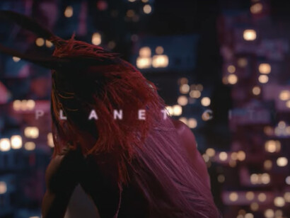 Key-frame tratta dal film "Planet City" di Liam Young : la biennale s'impegna a celebrare i temi della decolonizzazione dell'Africa e quelli inerenti al clima 
