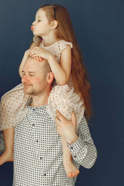 Entenda como as crenças formadas na infância afetam sua vida atual e como o perdão aos pais pode abrir novos caminhos