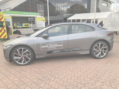 Vehículo eléctrico en exhibición en la COP 26