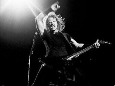 James Hetfield em 1992. Os desafios enfrentados pela banda, incluindo a morte precoce do baixista Cliff Burton em 1986 e as batalhas internas mostradas ao longo dos anos, apenas fortaleceram sua determinação de continuar. Essa capacidade de superar adversidades e aprender com elas é uma das razões pelas quais o Metallica permanece uma força vital no cenário musical