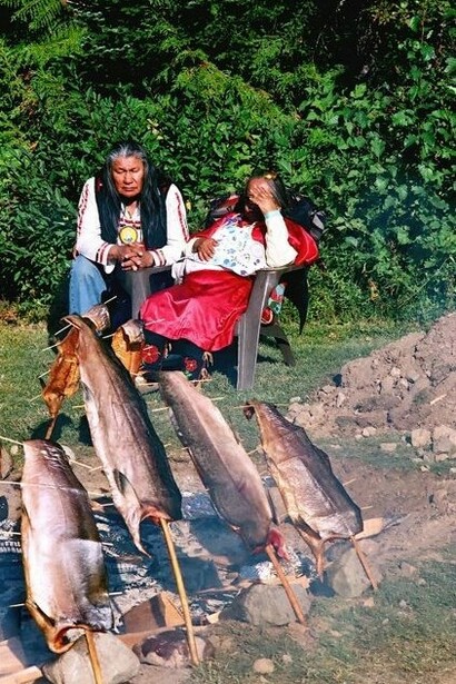 Pow Wow en Oregón. Cocinando salmón. Foto: Sabrina Guitart
