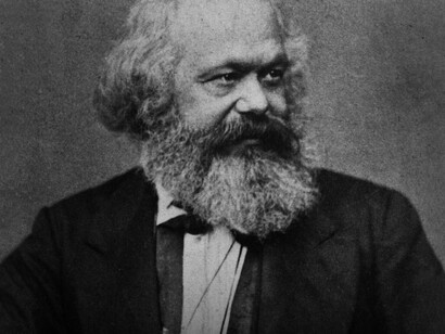 Según Marx, la plusvalía representa la porción del trabajo no remunerado, y es el fundamento de la explotación en las sociedades capitalistas