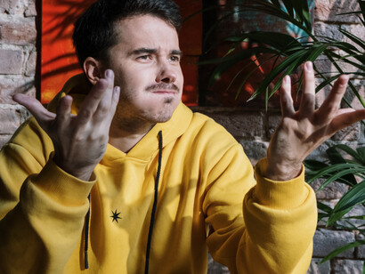 Cada sinal é uma peça de um quebra-cabeça cultural, uma janela para as histórias e valores de uma comunidade que muitas vezes permanece em segundo plano