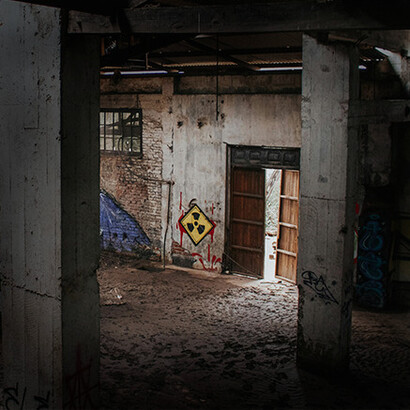 Prédio abandonado. Subo uns degraus de madeira gasta e no primeiro andar, bem no canto, resguardado de correntes de ar, está a minha tenda