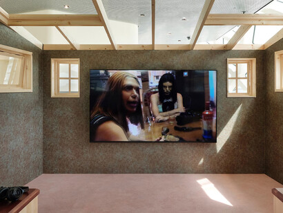 Lizzie Fitch e Ryan Trecartin, It waives back, vista della mostra. Per gentile concessione della Fondazione Prada