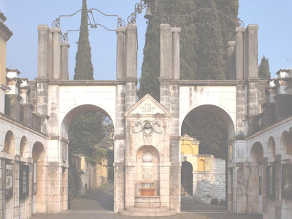 Vittoriale degli Italiani, ingresso a doppio arco