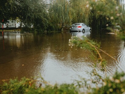 Mas será que Deus, em sua infinita bondade, realmente pensaria de maneira tão perversa? Será que Ele é mesmo tão rude ou isto seria somente a mente má de quem diz conhecer aquele que não pode ser conhecido? Afirmar uma insensatez assim é o mesmo que dizer que ninguém aqui é digno de graça
