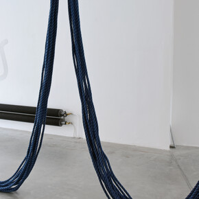 Kato Six, Untitled (heads or tails), 2019. 150 meters of cotton rope (foreground), Dust from black mdf (background). Photgrapher: Sybilla Britani. Installation view in the artist studio.