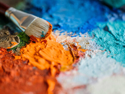 En el Renacimiento, artistas como Rafael Sanzio establecieron cánones de belleza y armonía que definieron el arte de su época, mientras que en la actualidad no existe un único criterio dominante